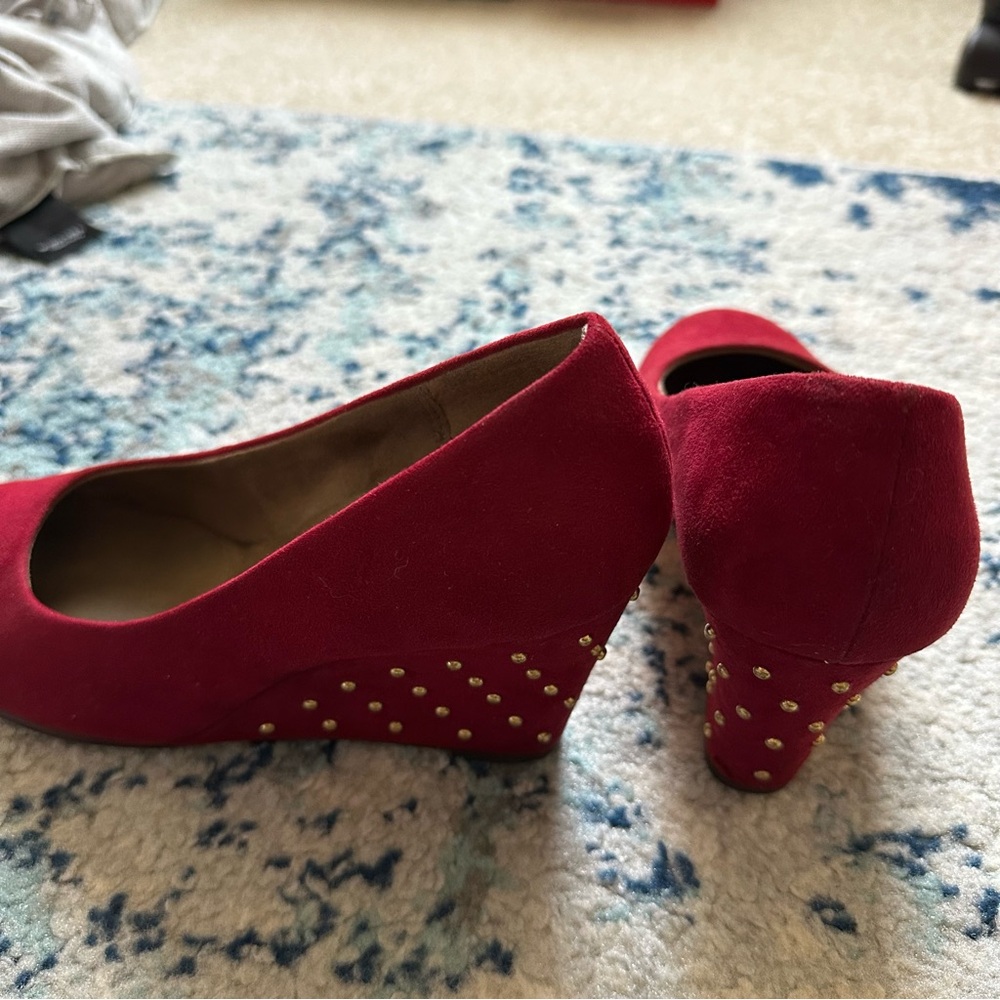 AEROSOLES Plum Tree Burgundy Suede Wedge Heels Gold Studded Shoes Size 7.5W